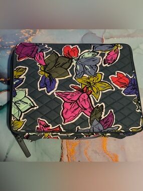 Vera Bradley Green Falling Slower Pattern Quilted Tablet Organizer Case